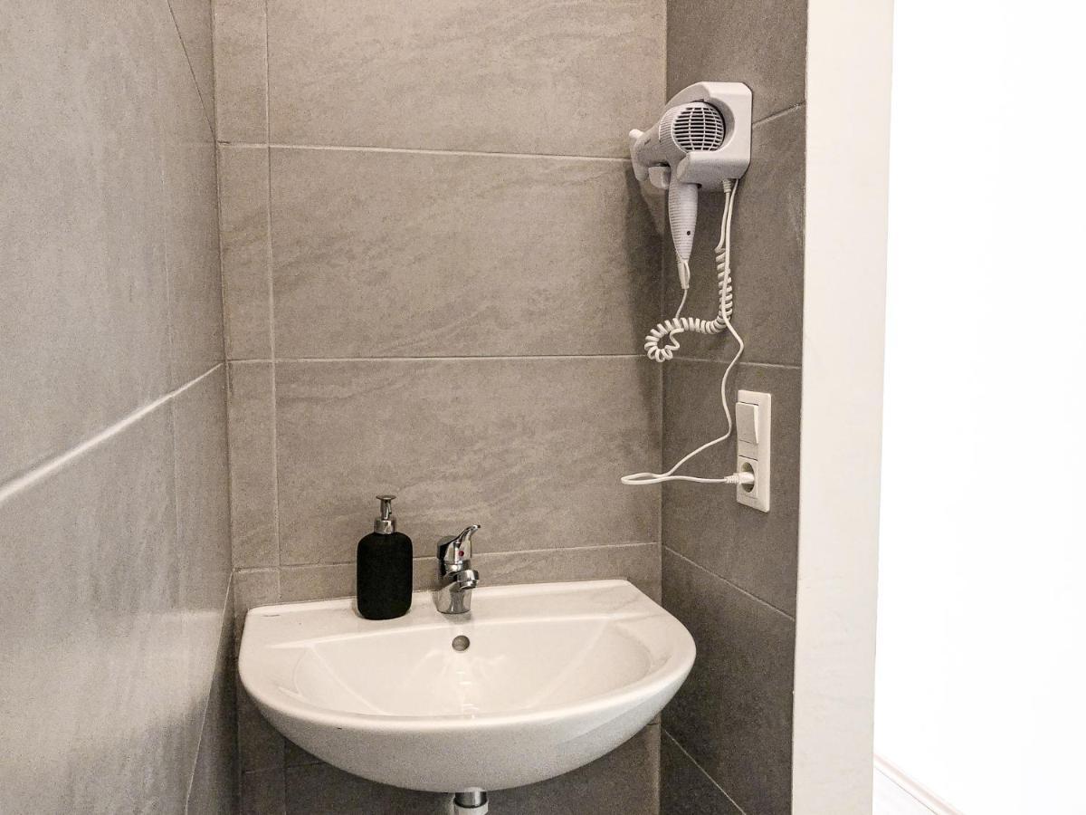 Commodious 2Br Apt. Near Akh-Perfect For Groups Wien Eksteriør bilde